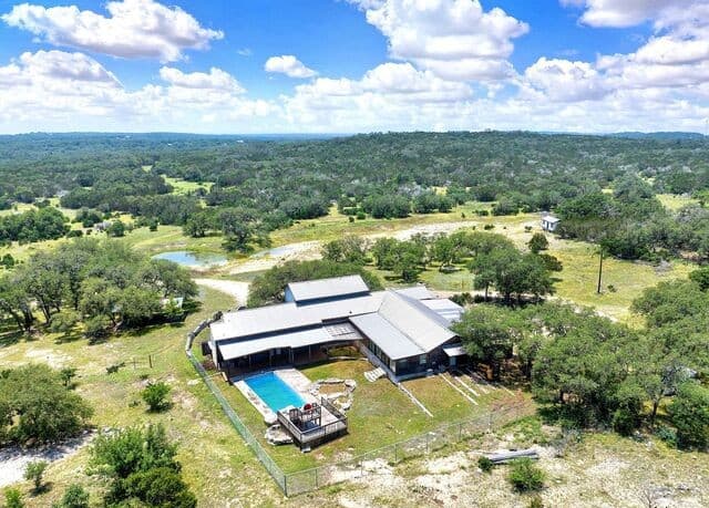 5-bedroom rental at 231 Pr 2510 in Hondo, TX — photo 3