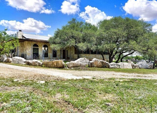 5-bedroom rental at 231 Pr 2510 in Hondo, TX — photo 4