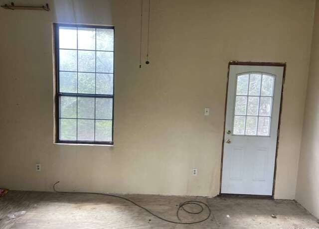 3-bedroom rental at 299 N Loop Dr in Blanco, TX — photo 4