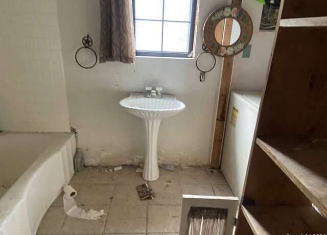 3-bedroom rental at 299 N Loop Dr in Blanco, TX — photo 5