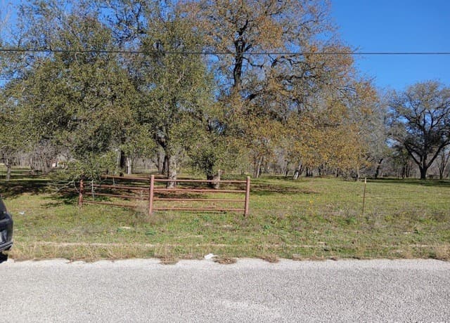 rental at 286 County Road 6876 in Natalia, TX — photo 2
