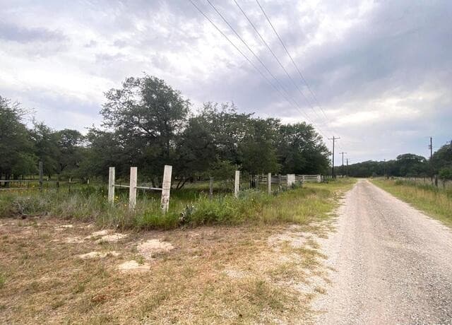 rental at 1550 E Hickory Ln in San Antonio, TX — photo 2