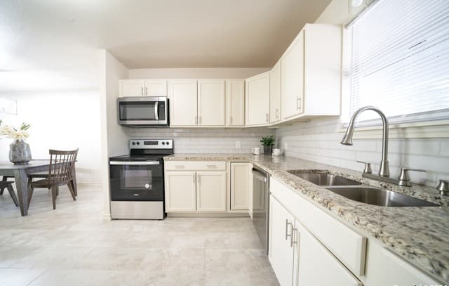 5-bedroom rental at 609 Hickory Highway in Devine, TX — photo 2