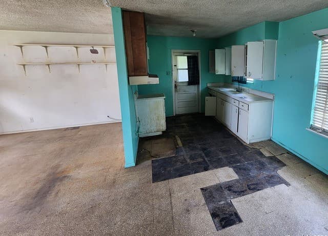 4-bedroom rental at 438 Park Plaza in San Antonio, TX — photo 3