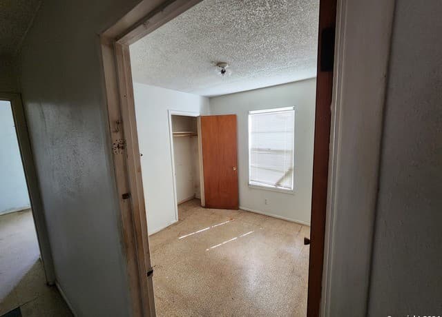 4-bedroom rental at 438 Park Plaza in San Antonio, TX — photo 5