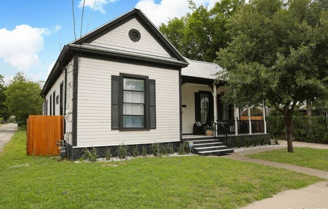 4-bedroom rental at 1613 N Olive St in San Antonio, TX — photo 1