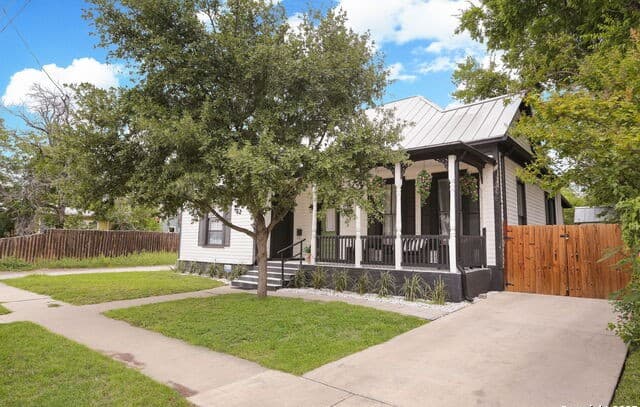 4-bedroom rental at 1613 N Olive St in San Antonio, TX — photo 4