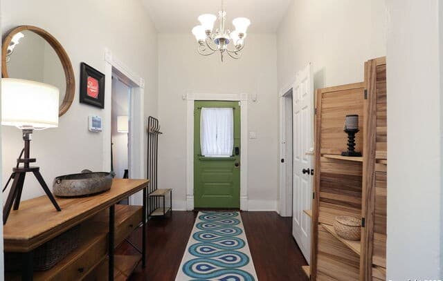 4-bedroom rental at 1613 N Olive St in San Antonio, TX — photo 5