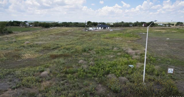 rental at 208 Farmhouse in Marion, TX — photo 2
