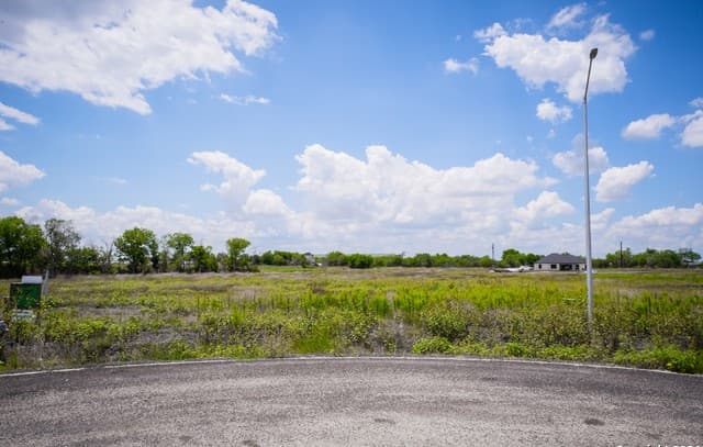 rental at 208 Farmhouse in Marion, TX — photo 4