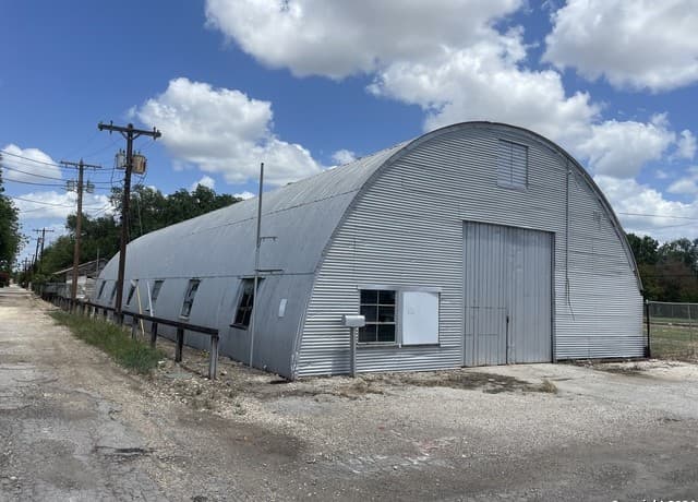 Home for sale at 1905 Avenue R in Hondo, TX — photo 2
