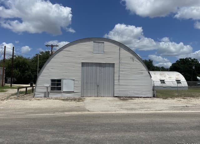 Home for sale at 1905 Avenue R in Hondo, TX — photo 3