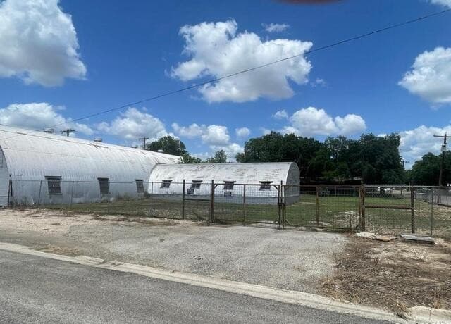 Home for sale at 1905 Avenue R in Hondo, TX — photo 4