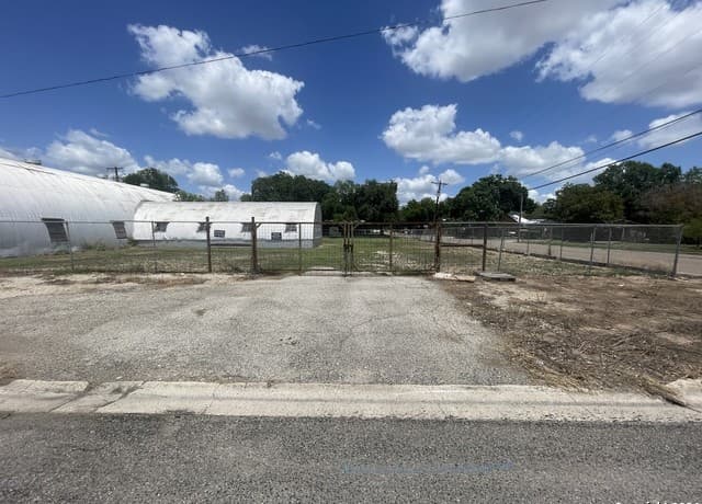 Home for sale at 1905 Avenue R in Hondo, TX — photo 5