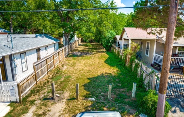 rental at 216 Sherman in San Antonio, TX — photo 1