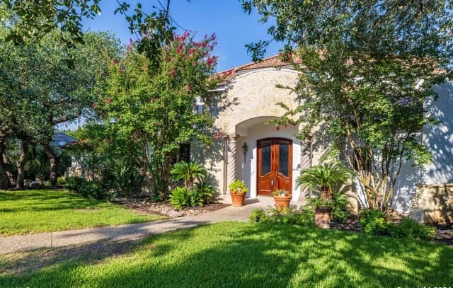 5-bedroom rental at 22 Royal Gardens Dr in San Antonio, TX — photo 4