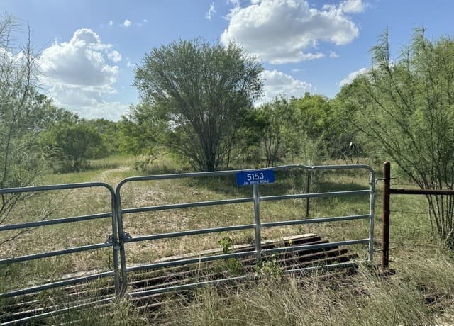 rental at 5153 Jim Brite Rd in Pleasanton, TX — photo 3