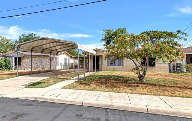 3-bedroom rental at 411 W Hart Ave in San Antonio, TX — photo 3