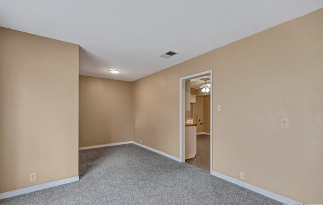 3-bedroom rental at 411 W Hart Ave in San Antonio, TX — photo 5