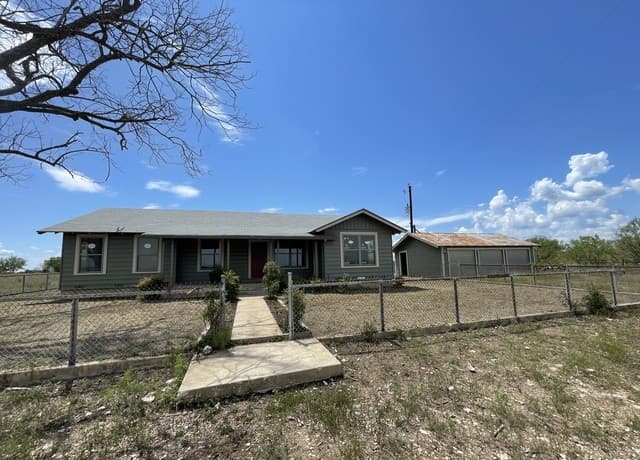 3-bedroom rental at 6220 Fm 2676 in Hondo, TX — photo 4