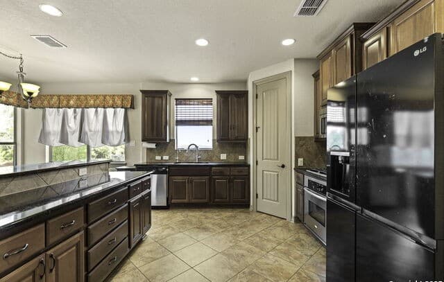 5-bedroom rental at 1007 Boulder Cyn in San Antonio, TX — photo 5