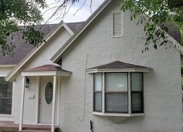 3-bedroom rental at 1406 Hicks Ave in San Antonio, TX — photo 2