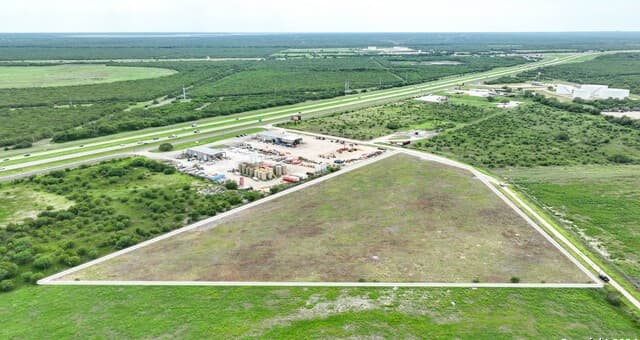 rental at 000 N I-37 Access Rd in Three Rivers, TX — photo 1