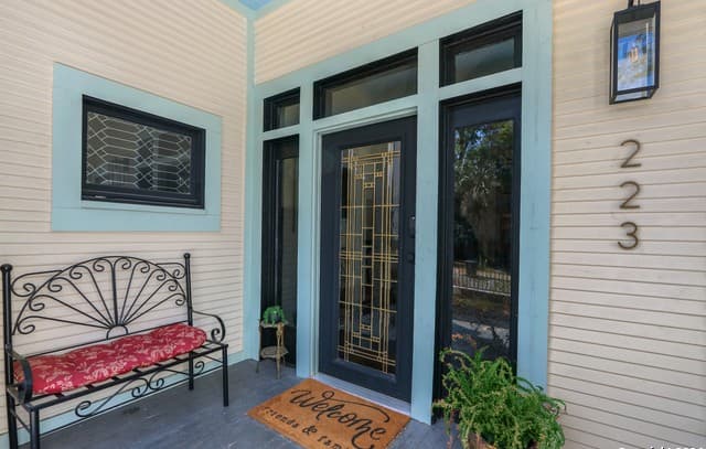 7-bedroom rental at 223 E Craig Pl in San Antonio, TX — photo 3