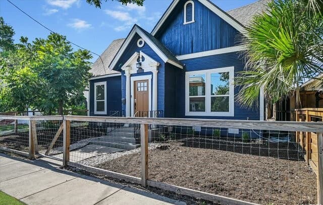 3-bedroom rental at 1218 Hays St in San Antonio, TX — photo 2