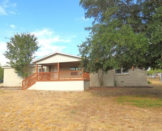 4-bedroom rental at 315 Loraine Dr in Devine, TX — photo 1