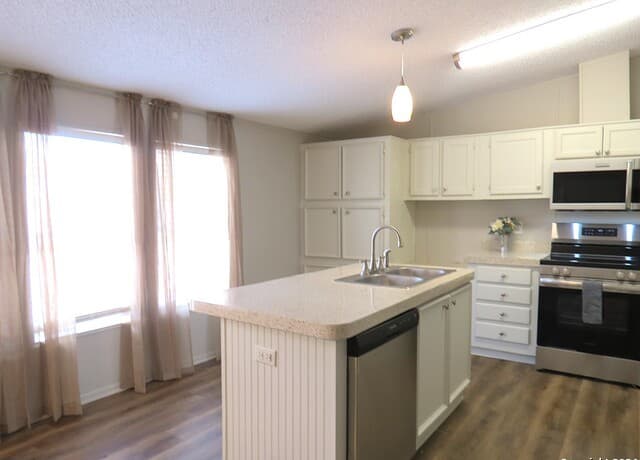 4-bedroom rental at 315 Loraine Dr in Devine, TX — photo 3
