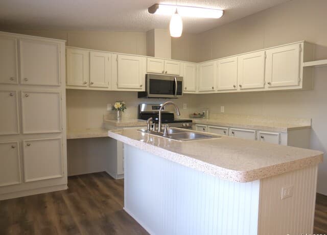 4-bedroom rental at 315 Loraine Dr in Devine, TX — photo 4