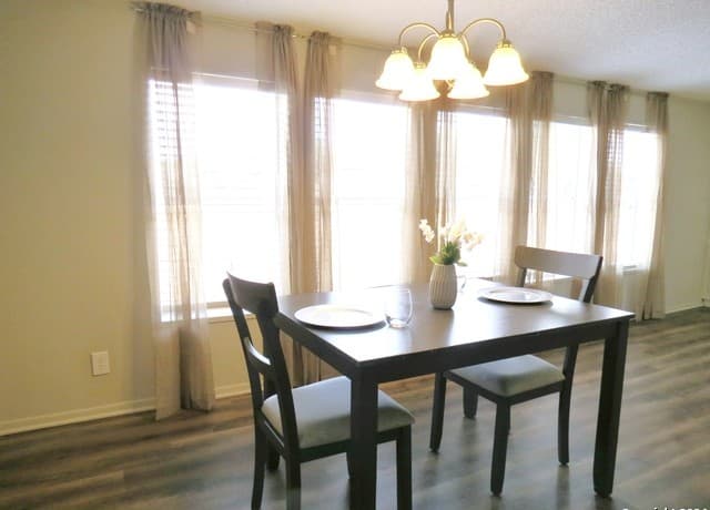 4-bedroom rental at 315 Loraine Dr in Devine, TX — photo 5