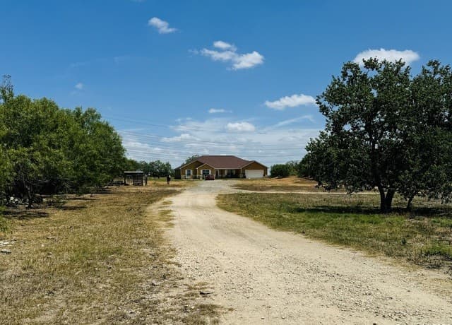 3-bedroom rental at 8546 Real Rd in San Antonio, TX — photo 2