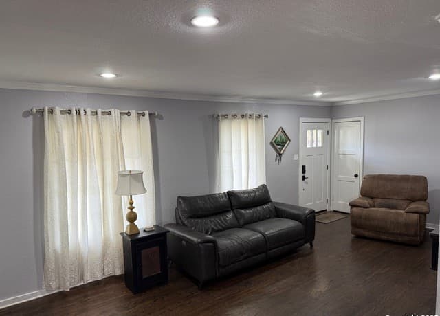 4-bedroom rental at 106 Morningside Dr in Terrell Hills, TX — photo 5