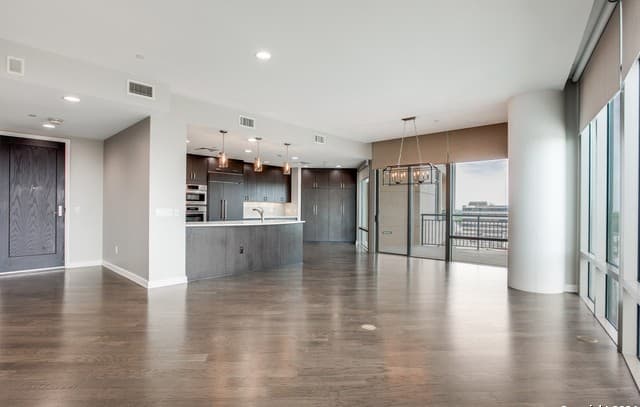 2-bedroom rental at 4242 Broadway St. Unit 504 in San Antonio, TX — photo 2