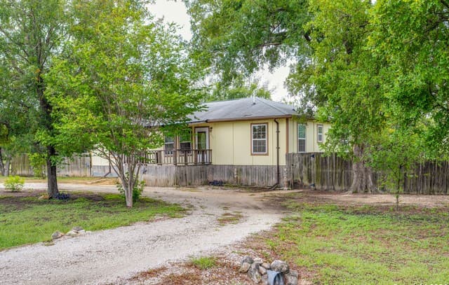 3-bedroom rental at 515 County Road 3821 in San Antonio, TX — photo 2