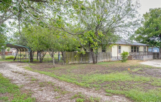 3-bedroom rental at 515 County Road 3821 in San Antonio, TX — photo 4
