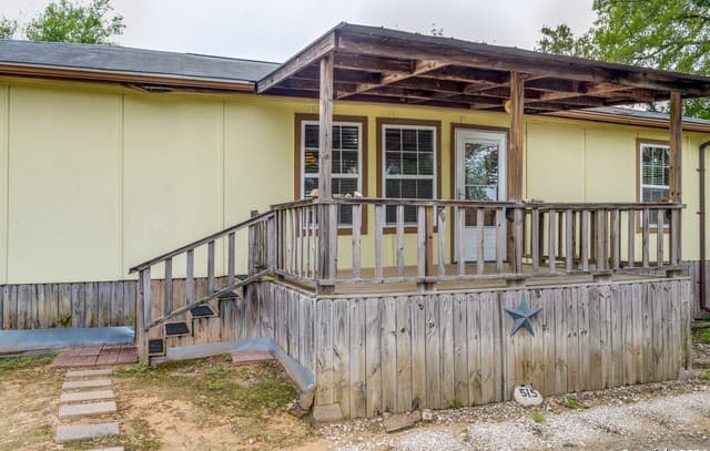 3-bedroom rental at 515 County Road 3821 in San Antonio, TX — photo 5
