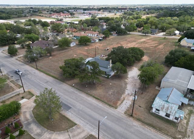 3-bedroom rental at 1510 C St in Floresville, TX — photo 3