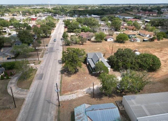 3-bedroom rental at 1510 C St in Floresville, TX — photo 4