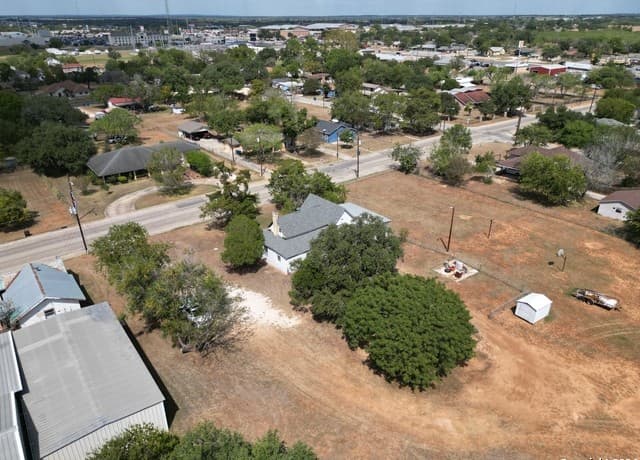 3-bedroom rental at 1510 C St in Floresville, TX — photo 5