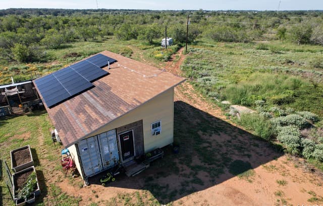 3-bedroom rental at 1366 County Road 467 in Stockdale, TX — photo 4
