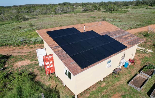 3-bedroom rental at 1366 County Road 467 in Stockdale, TX — photo 5