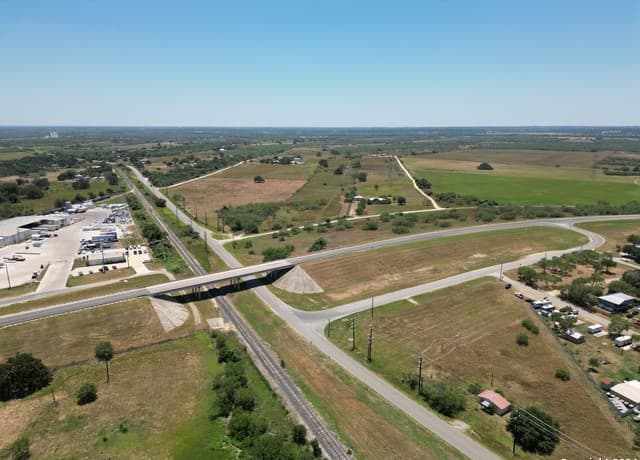 rental at 8075 Loop 1604 in Elmendorf, TX — photo 3