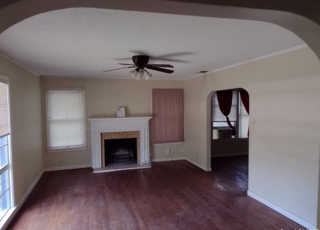 4-bedroom rental at 415 North in San Antonio, TX — photo 1