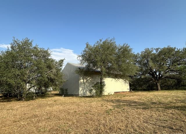 3-bedroom rental at 10.5+- AC 19366 Benton City Rd in Somerset, TX — photo 3
