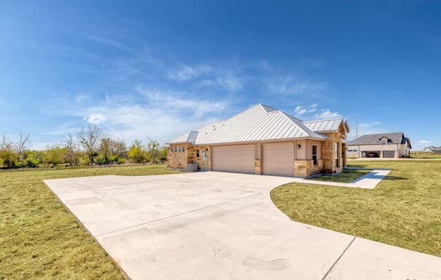 4-bedroom rental at 321 Farmhouse Drive in Marion, TX — photo 5