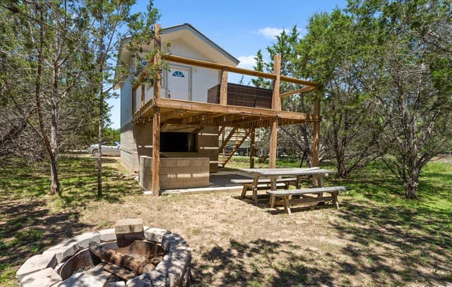 3-bedroom rental at 133 Lakeshore Ct in Bandera, TX — photo 2