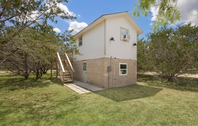 3-bedroom rental at 133 Lakeshore Ct in Bandera, TX — photo 3